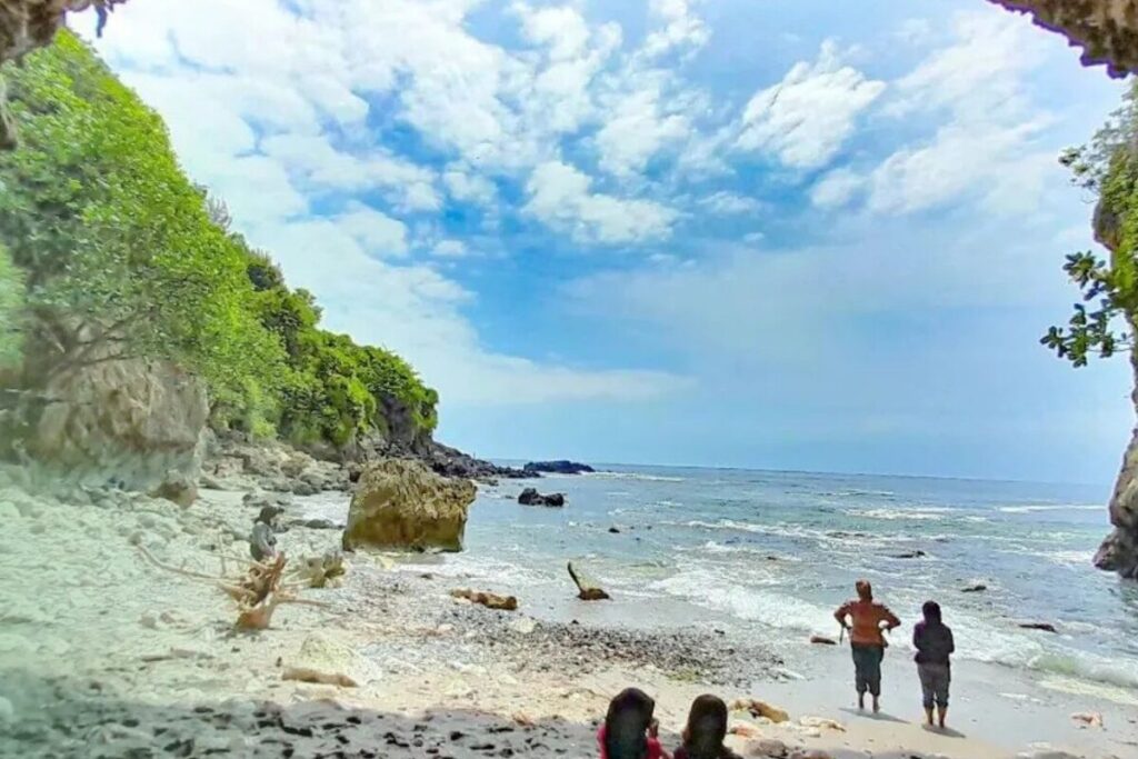 7 Pantai & Bukit Kebumen Yang Bisa Buat Camp